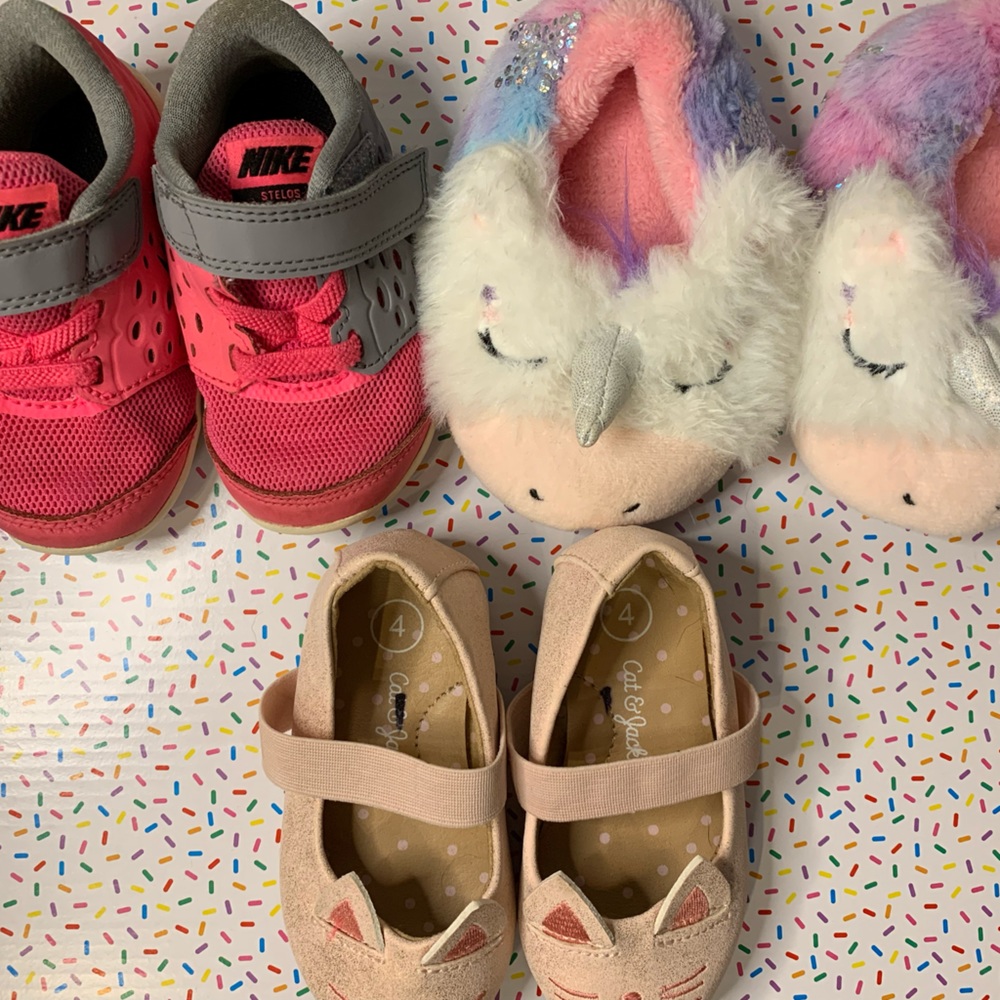 Nike Stelos Size 4c/Cat And Jack Size 4/SG Footwear Slippers Size 4